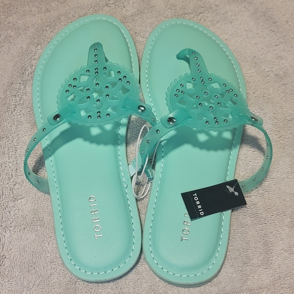 NWT Torrid Medallion T-Strap Sandal - Mint - Silver Studs - 8WW (extra wide) - Picture 4 of 10